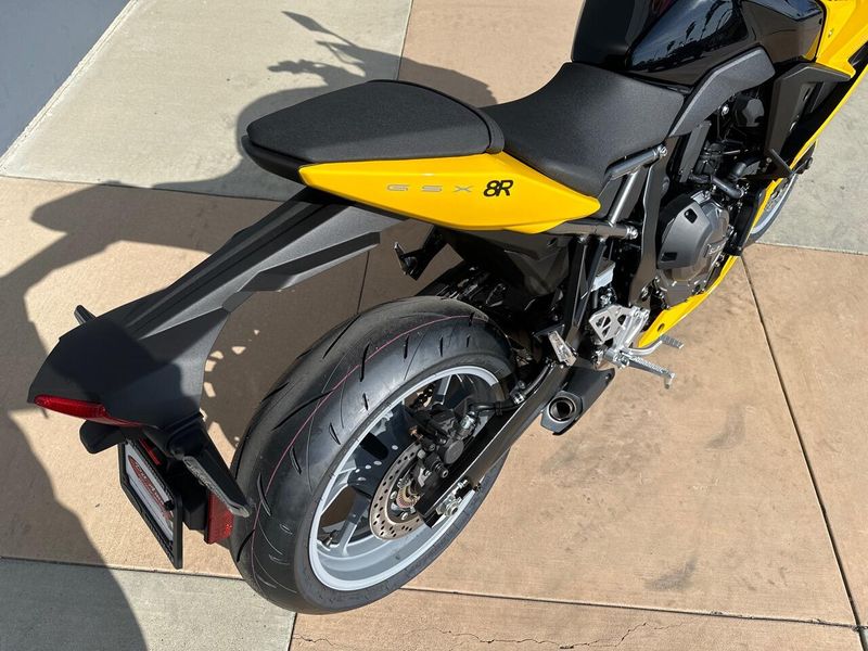 2025 Suzuki GSX-8R Image 8