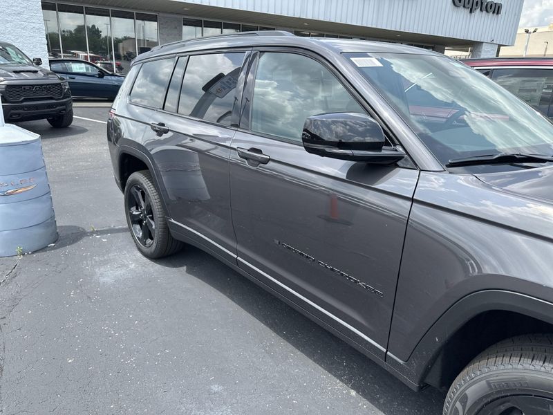 New 2025 Jeep Grand Cherokee L Limited 4x4Image 4