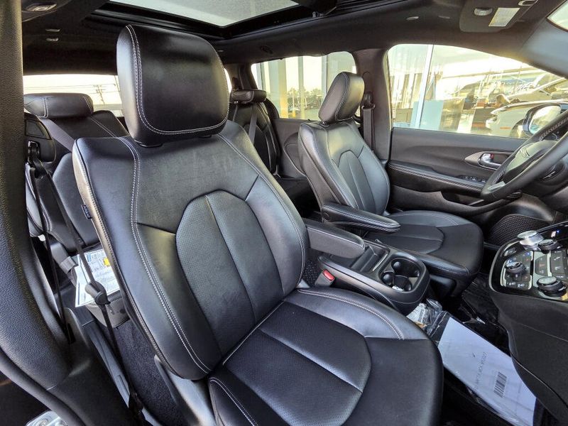 New 2027 Chrysler Pacifica Select