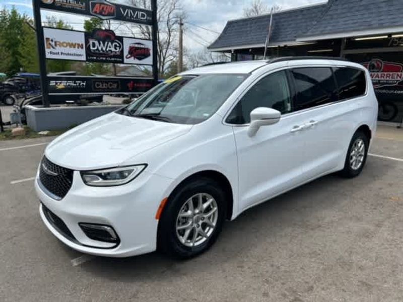 2022 Chrysler Pacifica Touring L in a Bright White Clear Coat exterior color and Black/Alloy/Blackinterior. Dave Warren Chrysler Dodge Jeep Ram (716) 708-1207 davewarrenchryslerdodgejeepram.com 