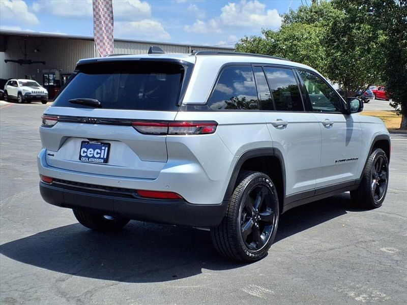 2025 Jeep Grand Cherokee Altitude photo 4