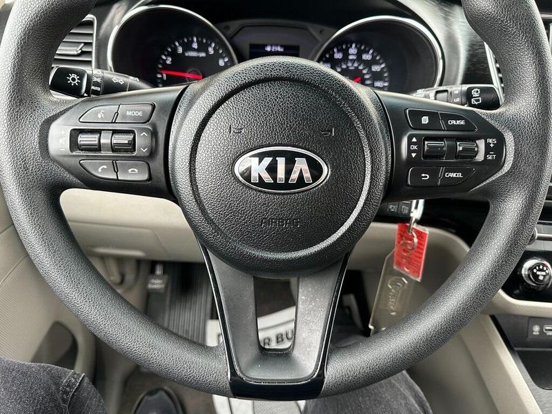 2021 Kia Sedona LXImage 3