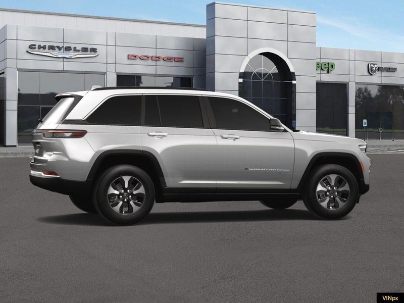 2024 Jeep Grand Cherokee 4xe photo 2