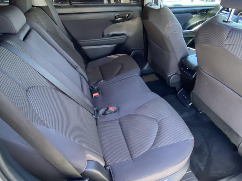 Used 2022 Toyota Highlander LEImage 12