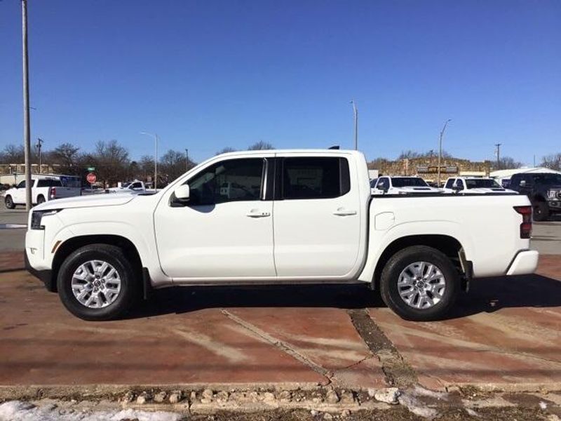 2022 Nissan Frontier SVImage 2