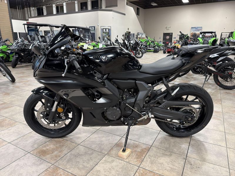 Used 2025 Yamaha YZF-R7 CA Image 14