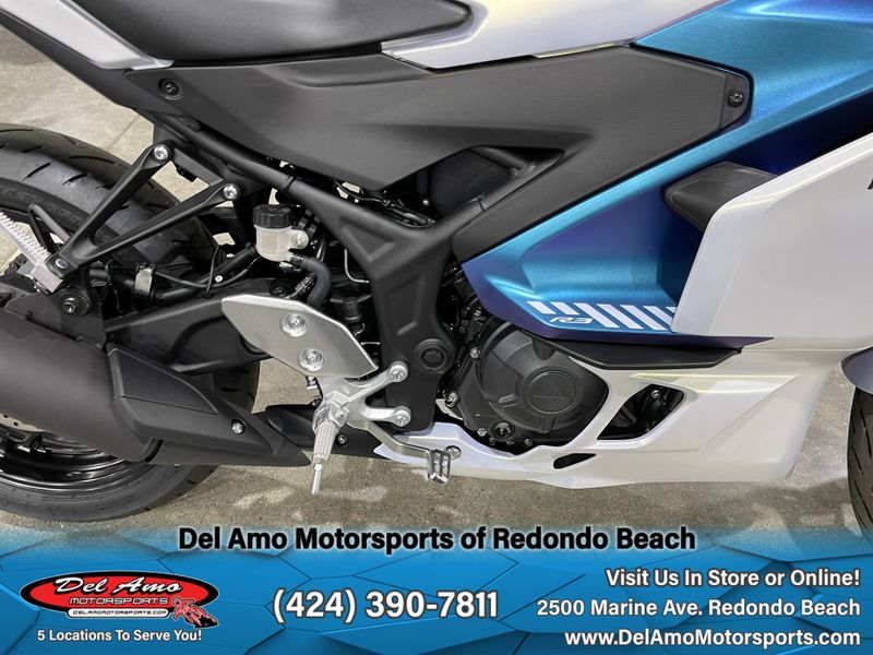 2025 Yamaha YZF-R3 ABS Image 11
