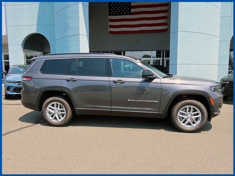 2024 Jeep Grand Cherokee LaredoImage 2