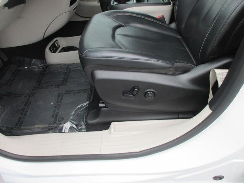Used 2020 Chrysler Voyager LXIImage 17