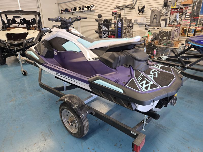 2025 Yamaha JETBLASTER LTD 3 PURPLE AND WHITE Image 6