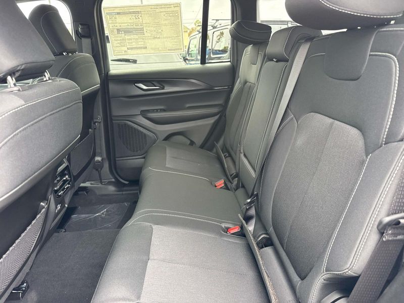 New 2026 Jeep Grand Cherokee Laredo 4x2