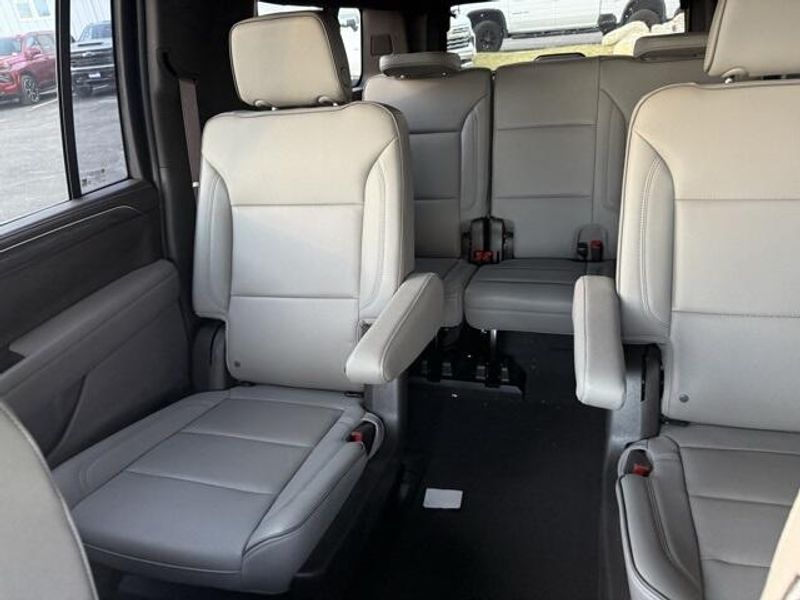 2023 Gmc Yukon XL SLT photo 2