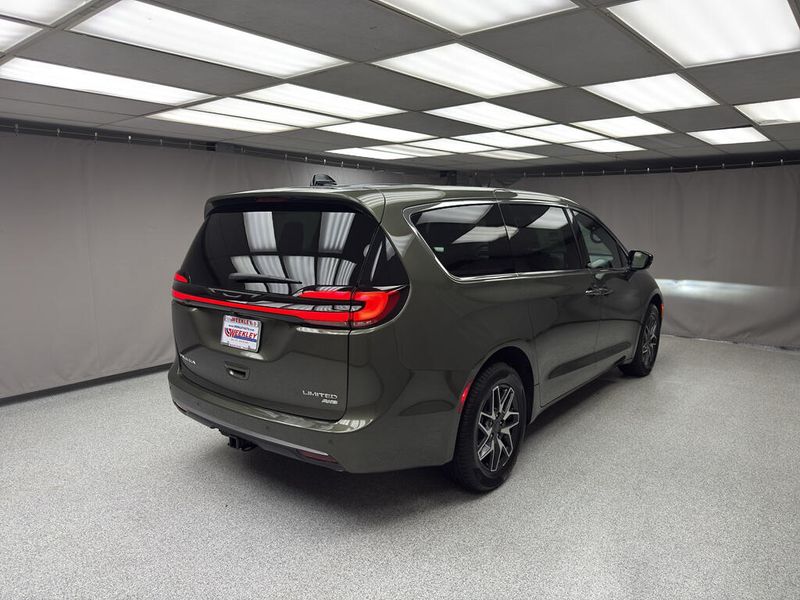 New 2027 Chrysler Pacifica Limited AwdImage 3