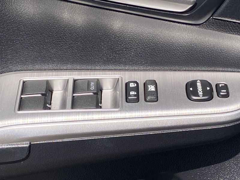 2012 Toyota Camry SEImage 19