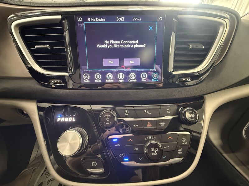 Used 2018 Chrysler Pacifica Touring LImage 32