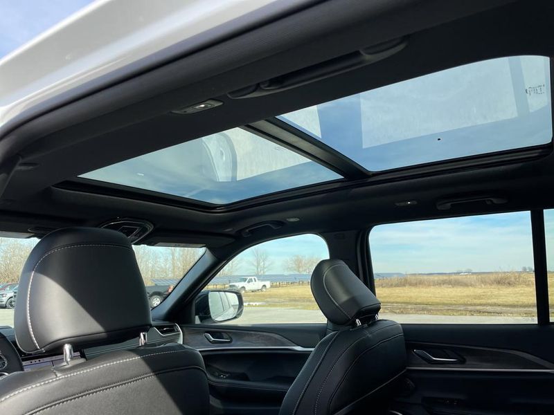 2024 Jeep Cherokee Limited 4xe photo 14