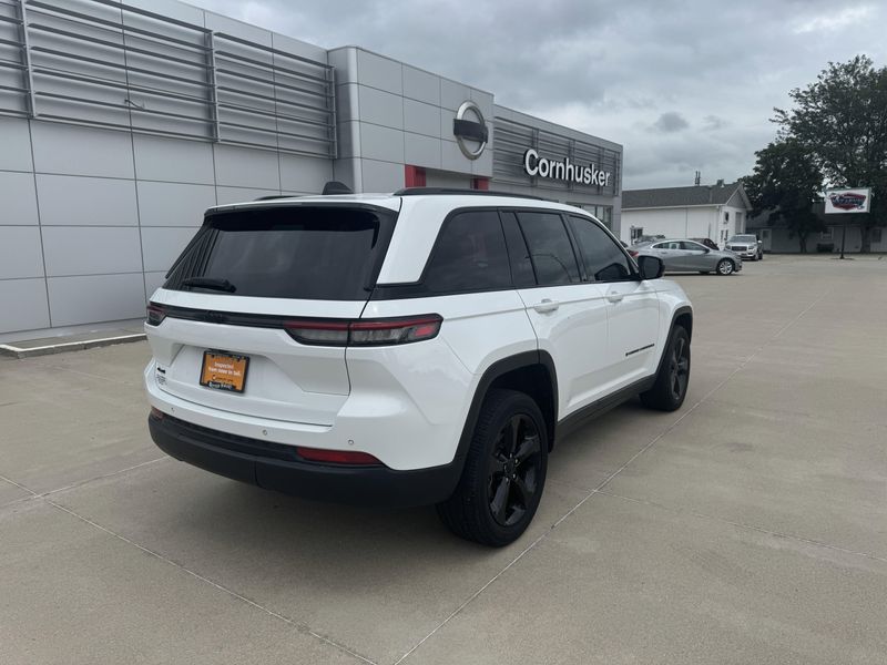 Used 2022 Jeep Grand Cherokee AltitudeImage 9