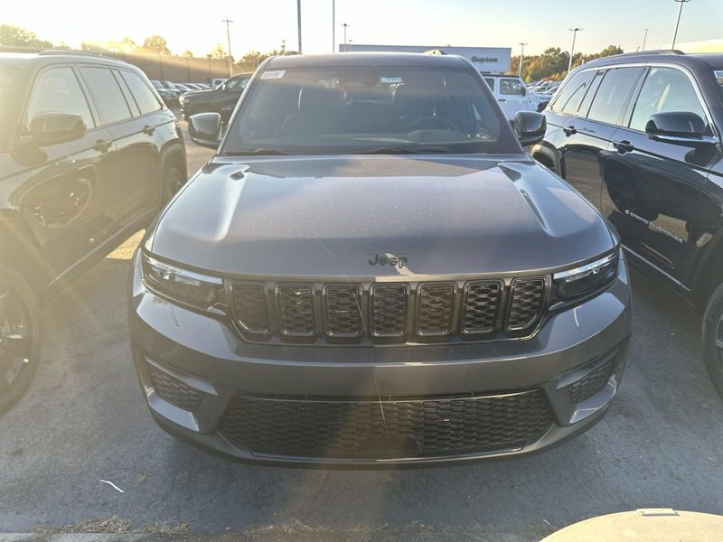 2025 Jeep Grand Cherokee Altitude X 4x4Image 2