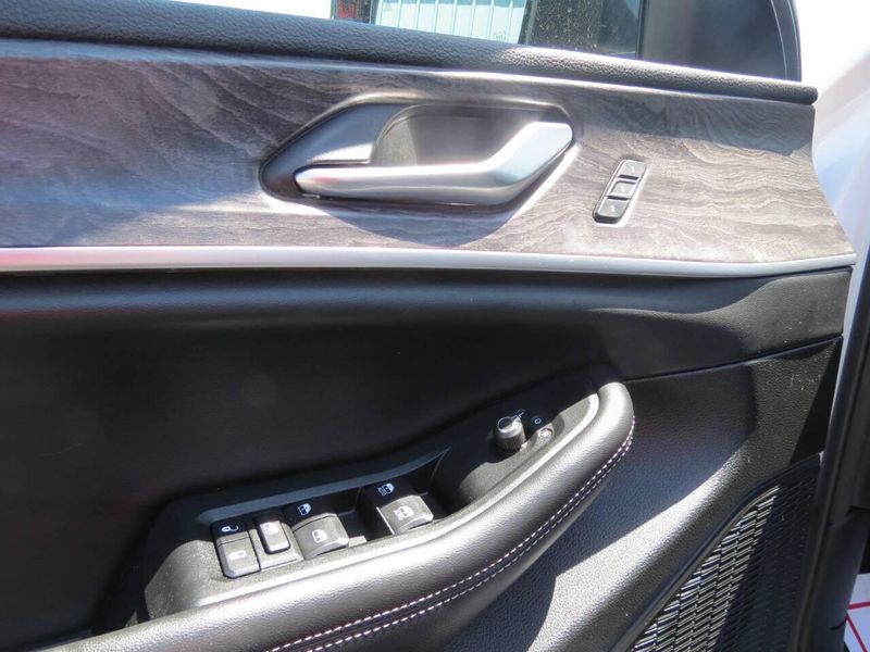 Used 2024 Jeep Grand Cherokee L Limited 4x4 4dr SUVImage 18