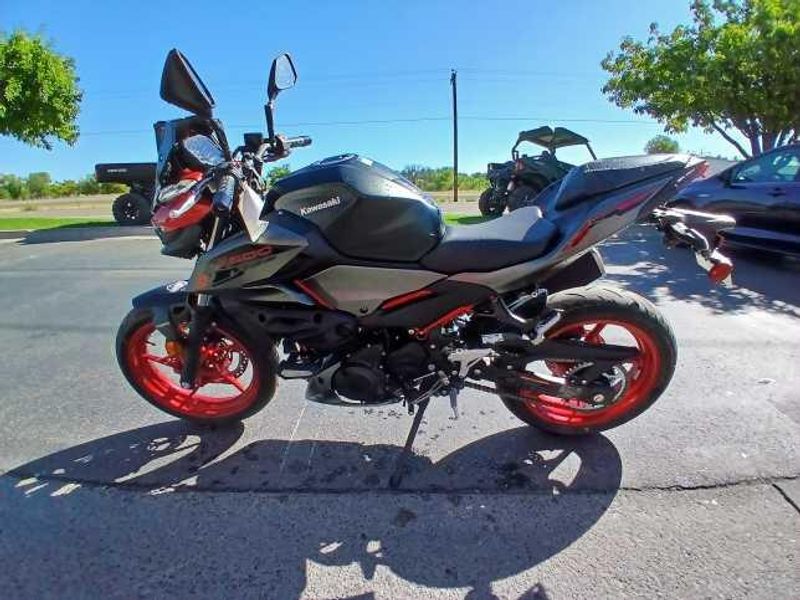 New 2025 Kawasaki Z500 SE ABS 