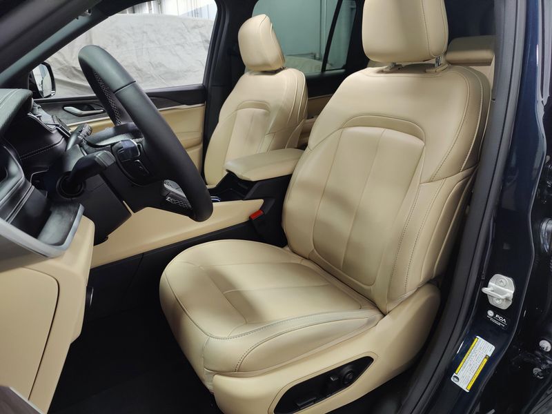 Used 2024 Jeep Grand Cherokee Limited Black 4X4 w/SunroofImage 16