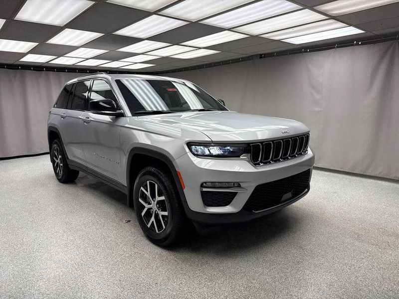 New 2025 Jeep Grand Cherokee Limited 4x4Image 4