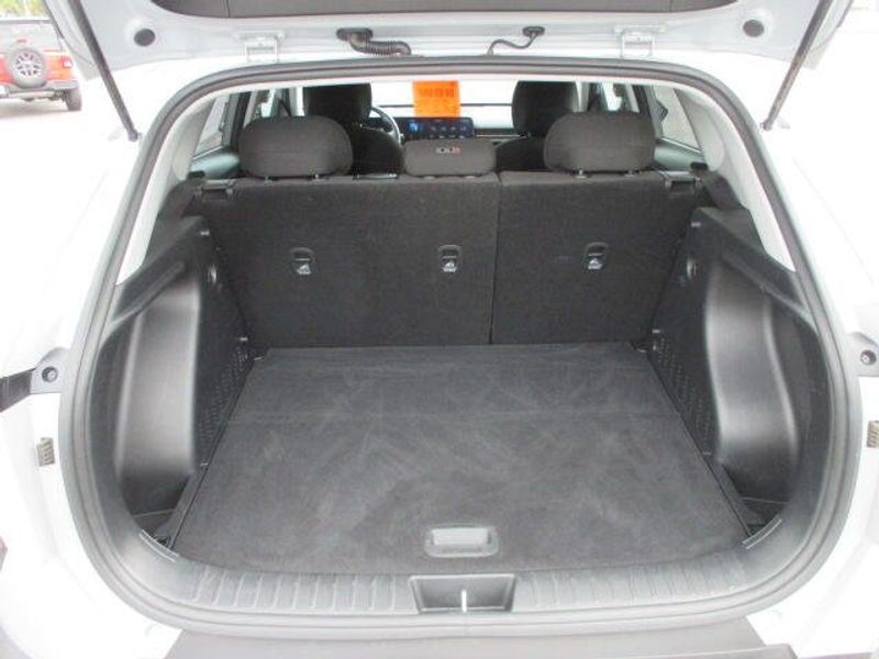 Used 2024 Hyundai Kona SELImage 9