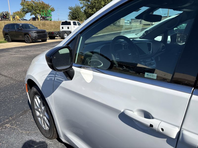 New 2026 Chrysler Pacifica SelectImage 12