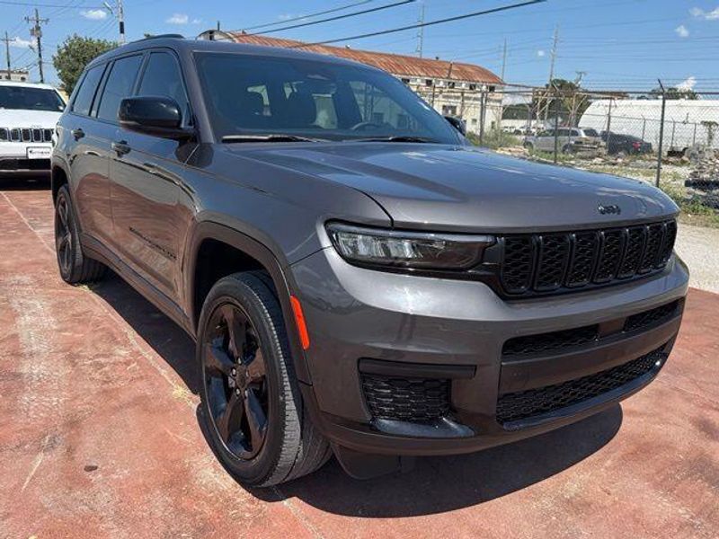 Used 2025 Jeep Grand Cherokee L Altitude XImage 3