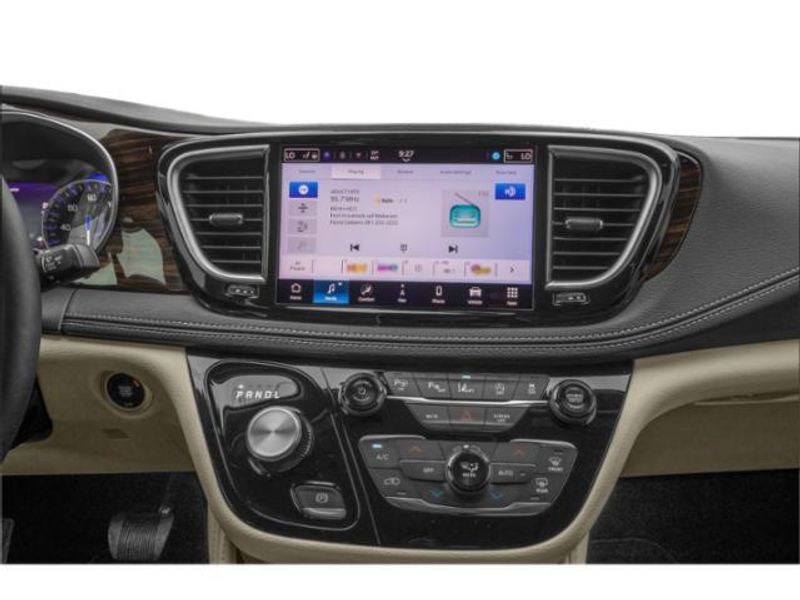2024 Chrysler Pacifica Pinnacle photo 10