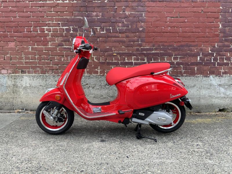 New 2027 Vespa PRIMAVERA 150 RED 