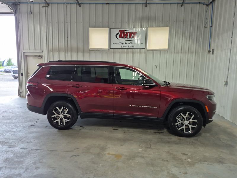 New 2025 Jeep Grand Cherokee L Limited 4x4Image 1