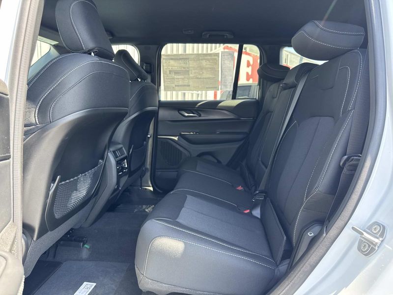 New 2026 Jeep Grand Cherokee Laredo 4x2