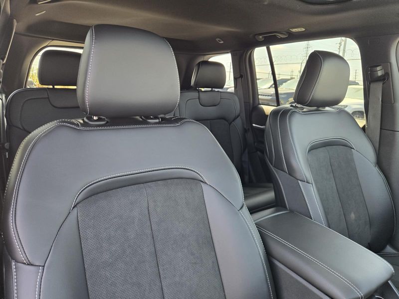 New 2026 Jeep Grand Cherokee Laredo Altitude 4x2