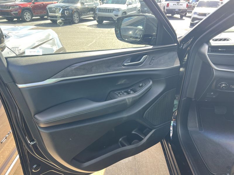 New 2025 Jeep Grand Cherokee Limited 4x4Image 14