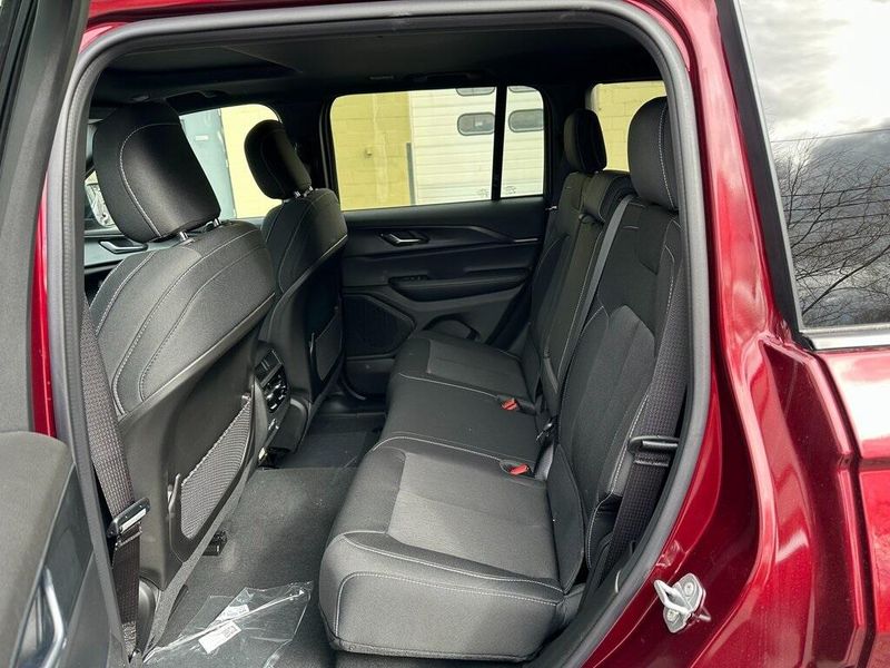 2025 Jeep Grand Cherokee Laredo X 4x4Image 13