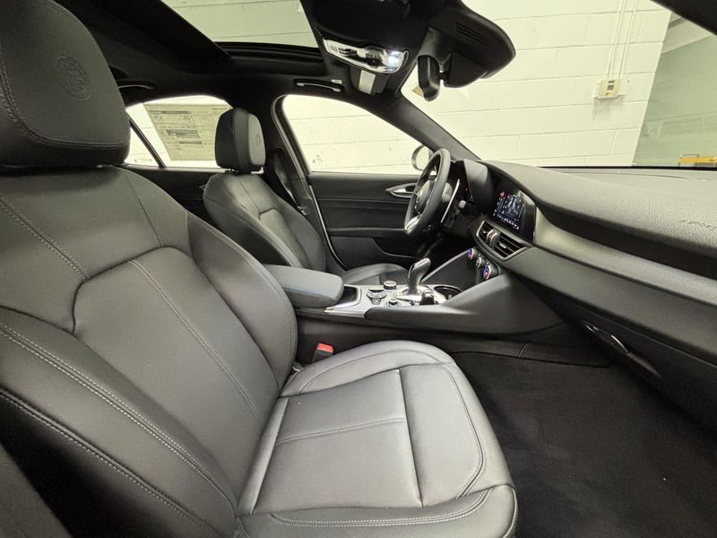 New 2025 Alfa Romeo Giulia AwdImage 3