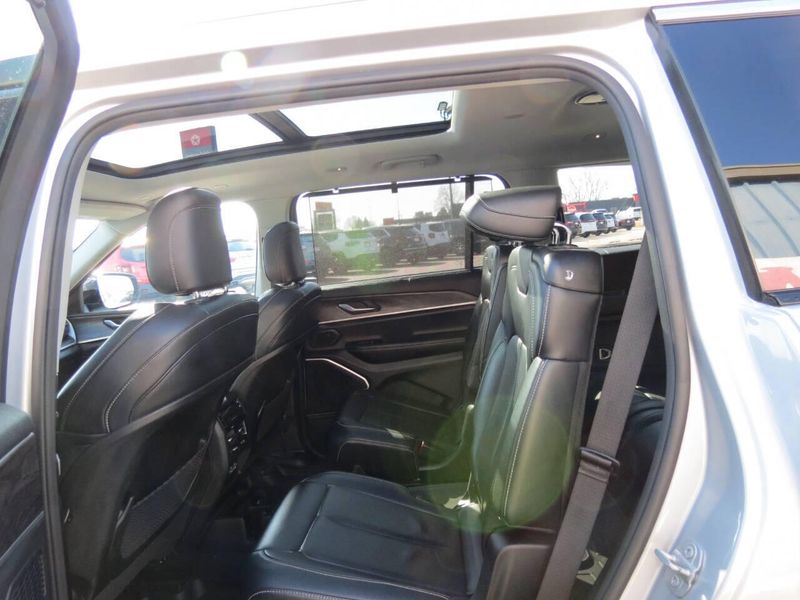 2022 Jeep Grand Cherokee L Limited 4x4 4dr SUVImage 22