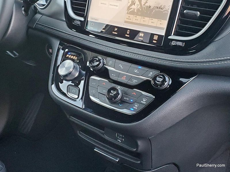 New 2026 Chrysler Pacifica Select