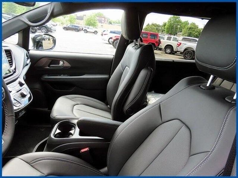 New 2025 Chrysler Pacifica SelectImage 14