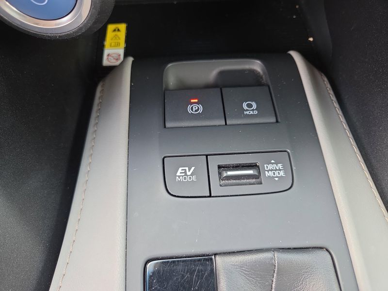 2022 Toyota Venza LE photo 27