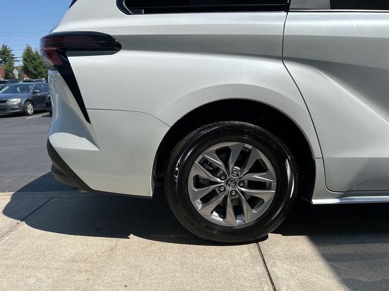 2025 Toyota Sienna XLEImage 13