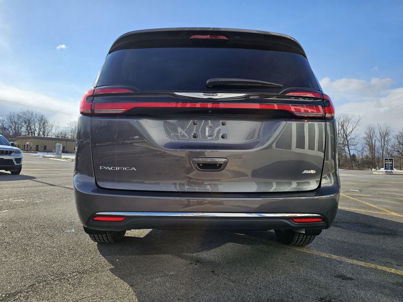 Used 2022 Chrysler Pacifica Touring LImage 6