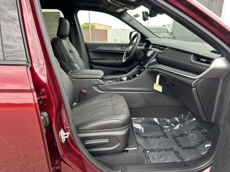 2024 Jeep Grand Cherokee Altitude XImage 12