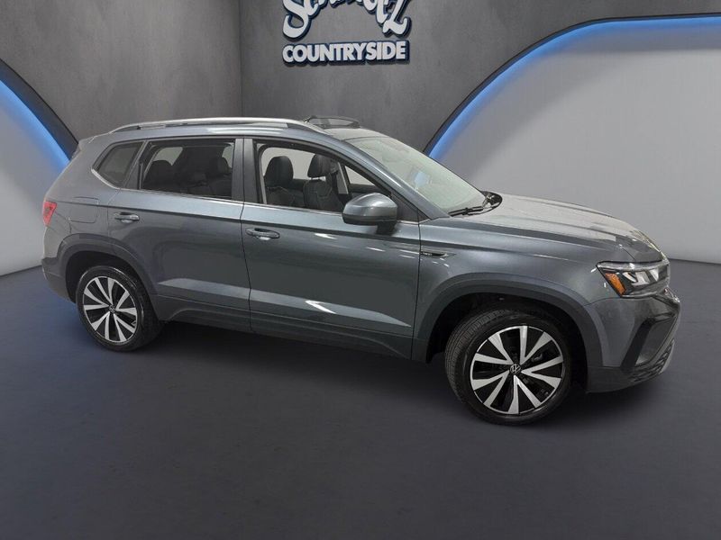 Used 2023 Volkswagen Taos SE w/SunroofImage 3