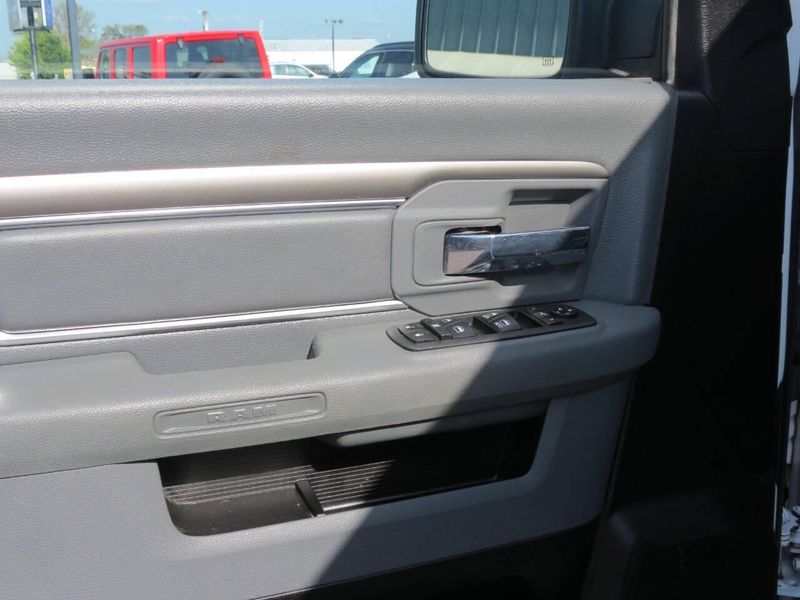 Used 2019 RAM 1500 Classic SLT 4x4 4dr Crew Cab 5.5 ft. SB PickupImage 14