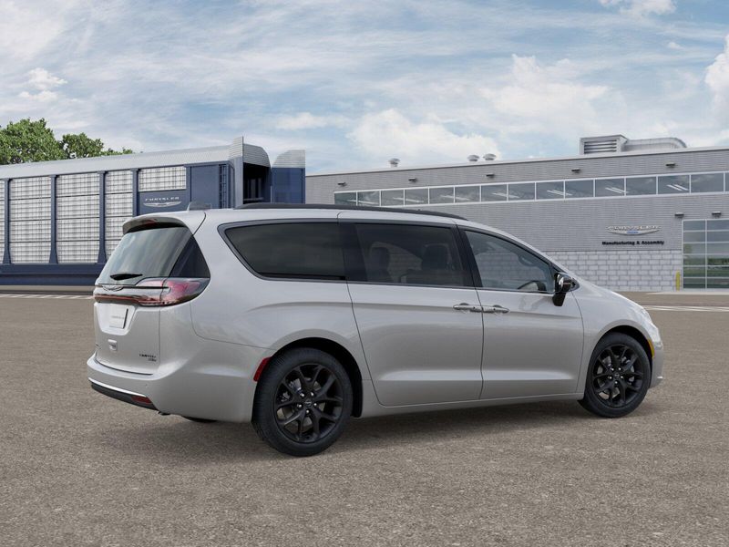 New 2026 Chrysler Pacifica Limited AwdImage 2