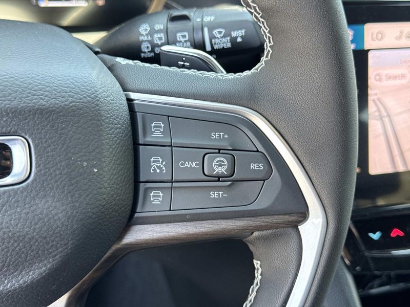 New 2026 Jeep Grand Cherokee Laredo Altitude 4x2