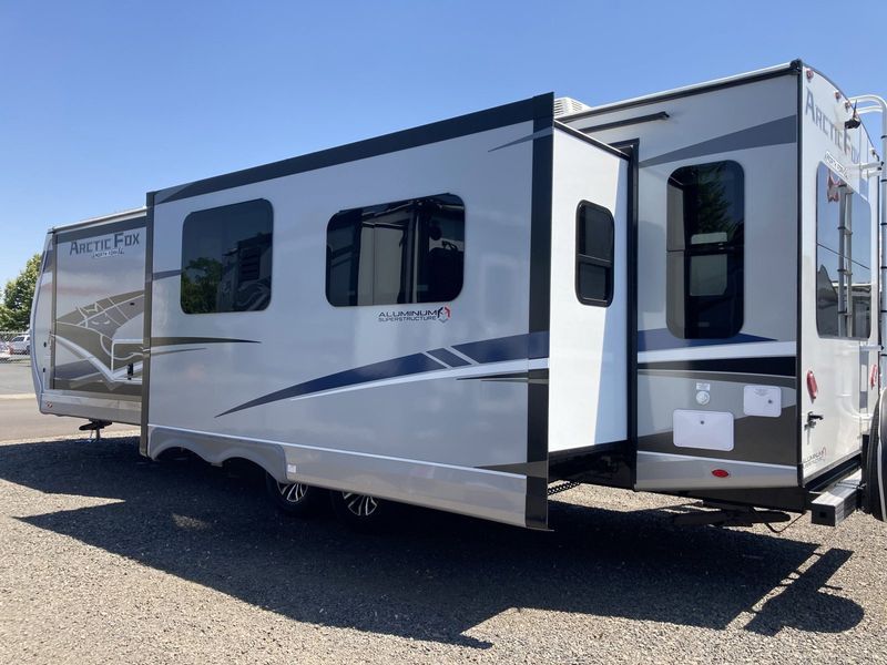 2024 ARCTIC FOX 32A  in a MOON STONE exterior color. Legacy Powersports 541-663-1111 legacypowersports.net 