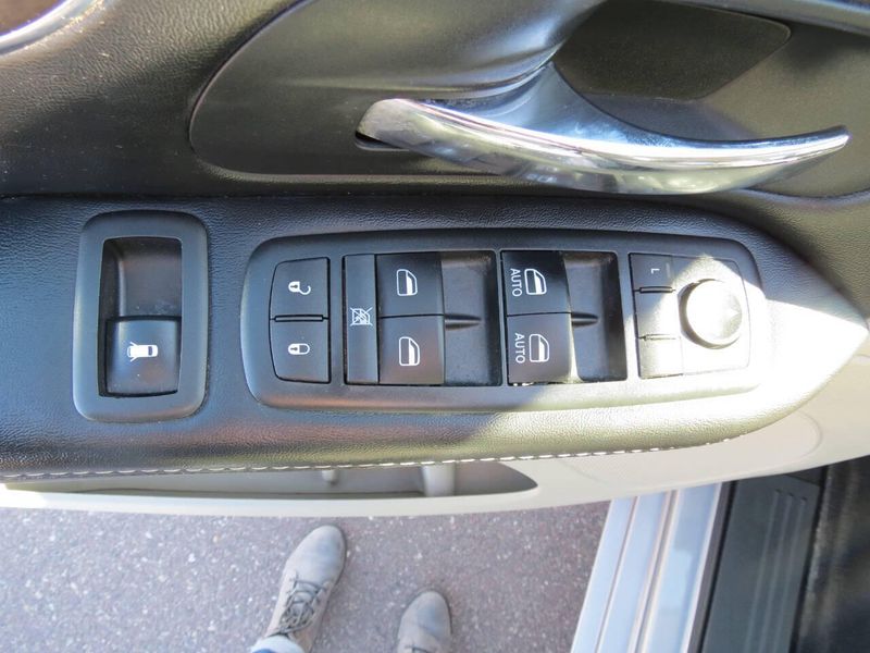 Used 2014 Chrysler Town & Country Touring L 4dr Mini VanImage 10